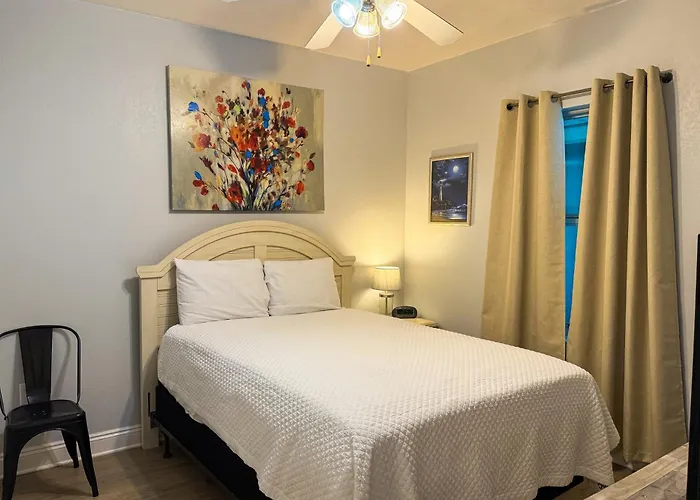 Walk To Beach: Getaway W/ Pool Access! Holiday home *