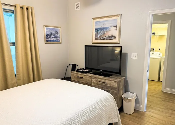 Walk To Beach: Getaway W/ Pool Access!