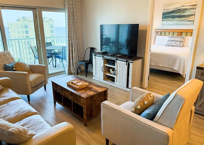 Walk To Beach: Getaway W/ Pool Access! Holiday home